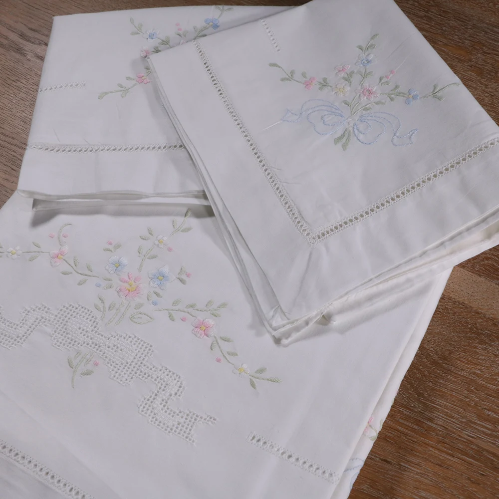 SH01+PC01: 1piece Sheet 2pcs Pillow case Hand embroidered flowers Drawnwork White Ramie Cotton fabrics pillowslip bedclothes
SH01+PC01: 1piece Sheet 2pcs Pillow case Hand embroidered flowers Drawnwork White Ramie Cotton fabrics pillowslip bedclothes