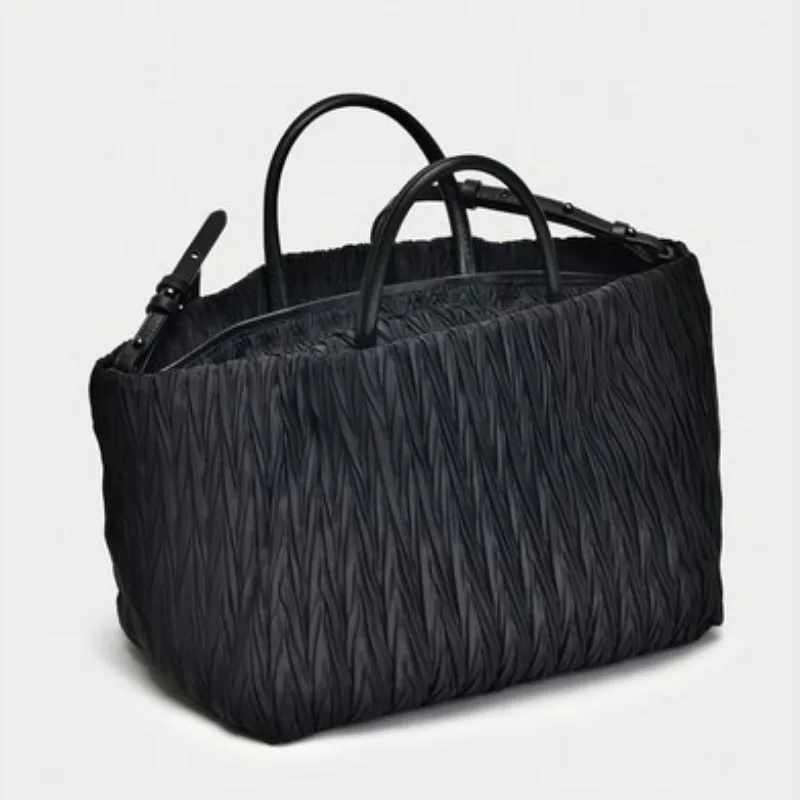 2020 new Oxford cloth lightweight one-shoulder portable messenger large-capacity dumpling bag simple handbag
2020 new Oxford cloth lightweight one-shoulder portable messenger large-capacity dumpling bag simple handbag