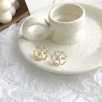 Contracted pearl line flower earrings small daily stud earrings joker temperament female earrings 
Contracted pearl line flower earrings small daily stud earrings joker temperament female earrings