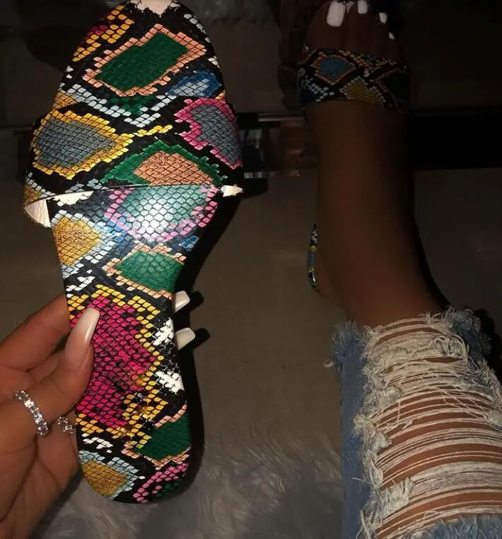 Factory direct 2019 new European and American flat with comfortable wild slippers large size sandals
Factory direct 2019 new European and American flat with comfortable wild slippers large size sandals