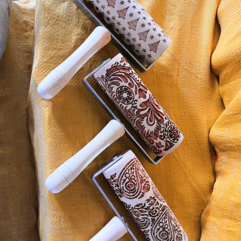 Handheld Rolling Pins with Christmas Pattern Wooden Engraved Embossing Rolling Pin Pastry Dessert Roller For Kitchen Baking Tool
Handheld Rolling Pins with Christmas Pattern Wooden Engraved Embossing Rolling Pin Pastry Dessert Roller For Kitchen Baking Tool