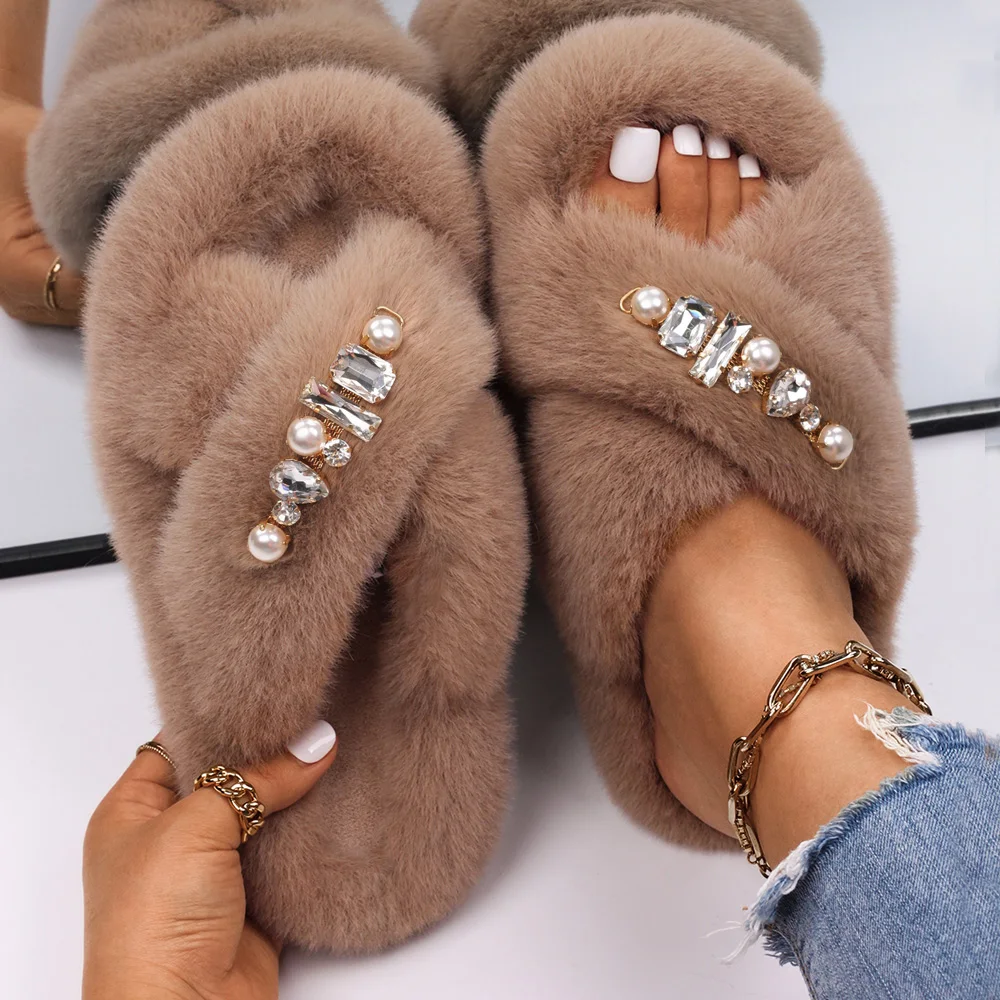 Luxury Designer Slippers Women Fluffy Flip Flops Faux Fur Slides Rhinestone Pearl Slippers Platform Sandals Winter Furry Shoes 
Luxury Designer Slippers Women Fluffy Flip Flops Faux Fur Slides Rhinestone Pearl Slippers Platform Sandals Winter Furry Shoes