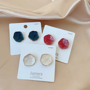 The new popular metal rim irregular disc simple design pearlescent retro steel pin earrings temperament short fashion earrings 
The new popular metal rim irregular disc simple design pearlescent retro steel pin earrings temperament short fashion earrings