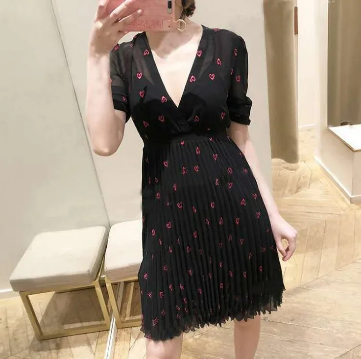 Law Single 2020 Summer Slim Fit Short Sleeve Embroidery Love Pleated Women's Wear Second Piece Set Dress 190351
Law Single 2020 Summer Slim Fit Short Sleeve Embroidery Love Pleated Women's Wear Second Piece Set Dress 190351