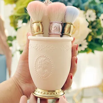 Retro Embossed Portrait Makeup Brush Holder Desktop Storage and Finishing Cosmetic Storage Box Beauty Brush Bucket Brush Holder
Retro Embossed Portrait Makeup Brush Holder Desktop Storage and Finishing Cosmetic Storage Box Beauty Brush Bucket Brush Holder