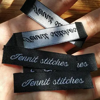 1000pcs , 6 * 1.5 cm Custom cursive script black Damask polyester washable woven label 
1000pcs , 6 * 1.5 cm Custom cursive script black Damask polyester washable woven label