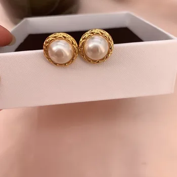 white pearl earrings Button Shape Pearl Gold Ear Stud Earrings Elegant Retro Pattern Ear Stud High Sense All-match Women
white pearl earrings Button Shape Pearl Gold Ear Stud Earrings Elegant Retro Pattern Ear Stud High Sense All-match Women