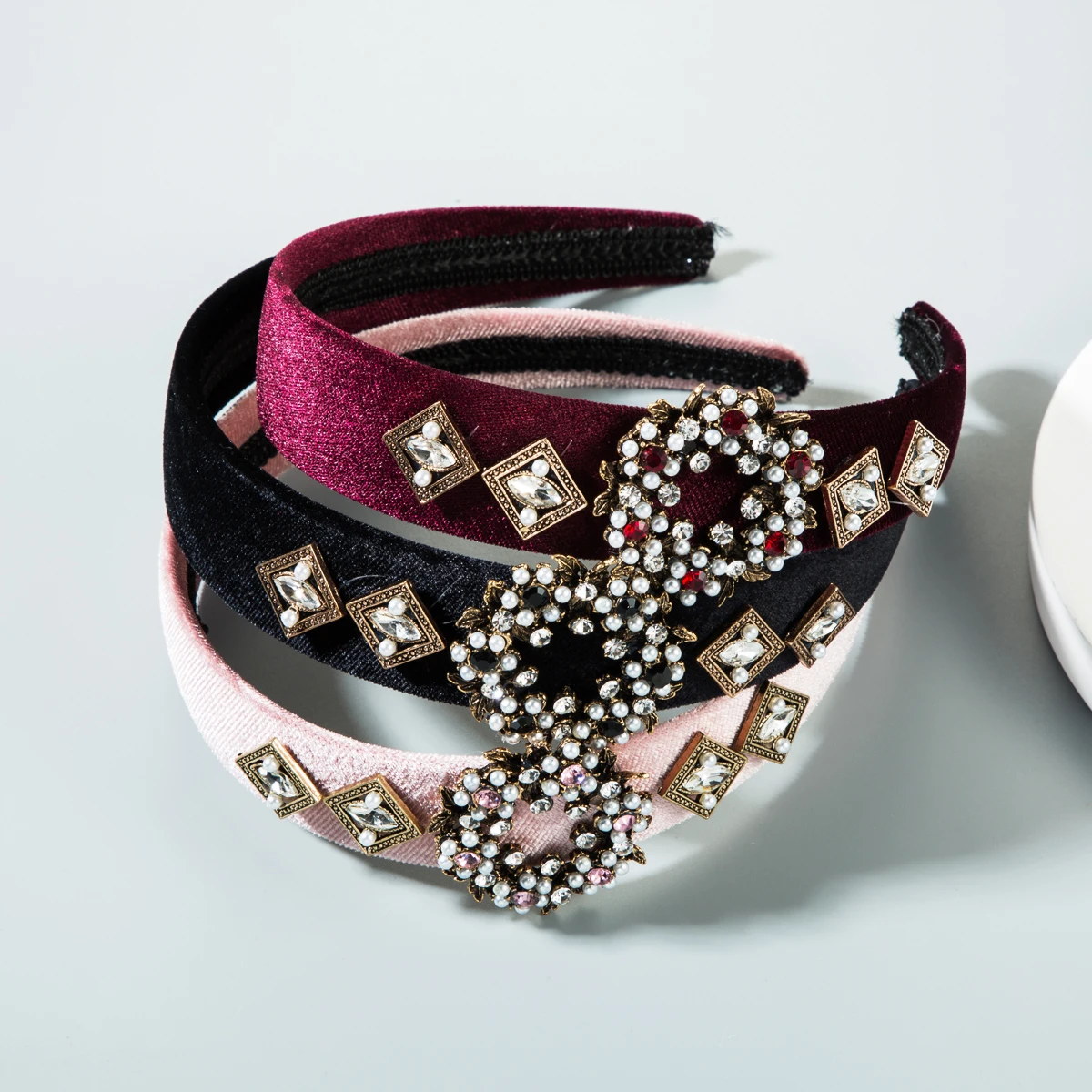 2020 Korean New Design Baroque Palace Style Headband High Class Pearl and Rhinestone Flower Fitting No Slip Hair Band for Woman
2020 Korean New Design Baroque Palace Style Headband High Class Pearl and Rhinestone Flower Fitting No Slip Hair Band for Woman