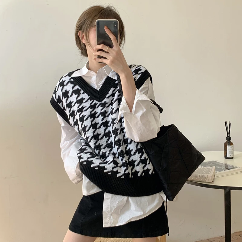 New Korean Autumn Winter Female Elegant Sleeveless V-Neck Knitted Vest Tops Fashion Outwear Pullovers Waistcoat
New Korean Autumn Winter Female Elegant Sleeveless V-Neck Knitted Vest Tops Fashion Outwear Pullovers Waistcoat