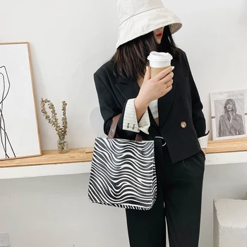 Fashion Animal Pattern Handbag Women Large Capacity Travel Shoulder Shopping Bag Popular Simple Female Daily Bag
Fashion Animal Pattern Handbag Women Large Capacity Travel Shoulder Shopping Bag Popular Simple Female Daily Bag