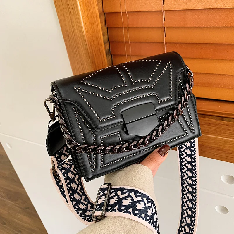 2019 New Style Rivet Stereo Square Sling Bag Black And White with Pattern Lock Black Hole Shoulder WOMEN'S Bag 
2019 New Style Rivet Stereo Square Sling Bag Black And White with Pattern Lock Black Hole Shoulder WOMEN'S Bag