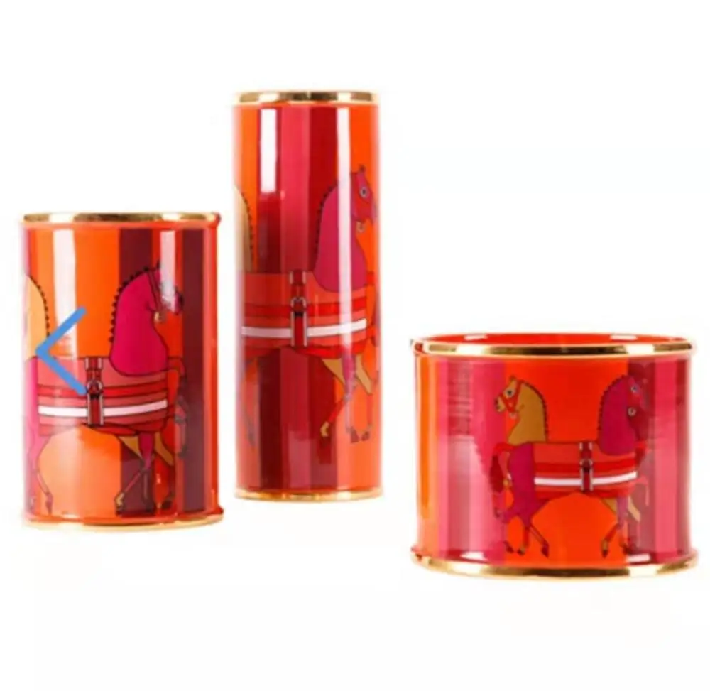 European Horse Vase Red Ceramic Flower Pot Flower Basket Flower Home Nordic Creative Decoration Porcelain Wedding Gift
European Horse Vase Red Ceramic Flower Pot Flower Basket Flower Home Nordic Creative Decoration Porcelain Wedding Gift