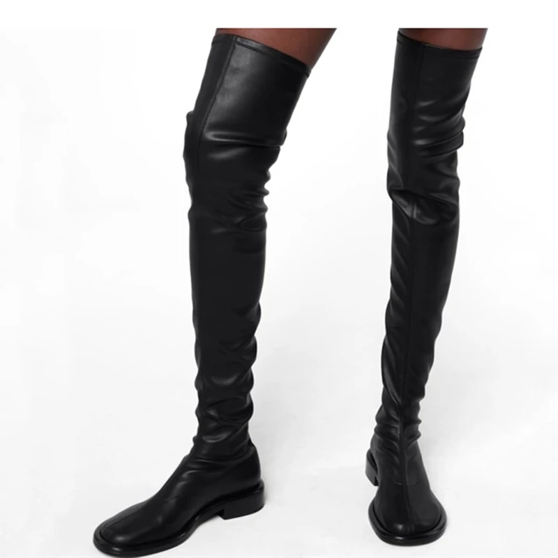 Сапоги выше колена из эластичной ткани, с круглым носком, на низком массивном каблуке
Сапоги выше колена из эластичной ткани, с круглым носком, на низком массивном каблуке