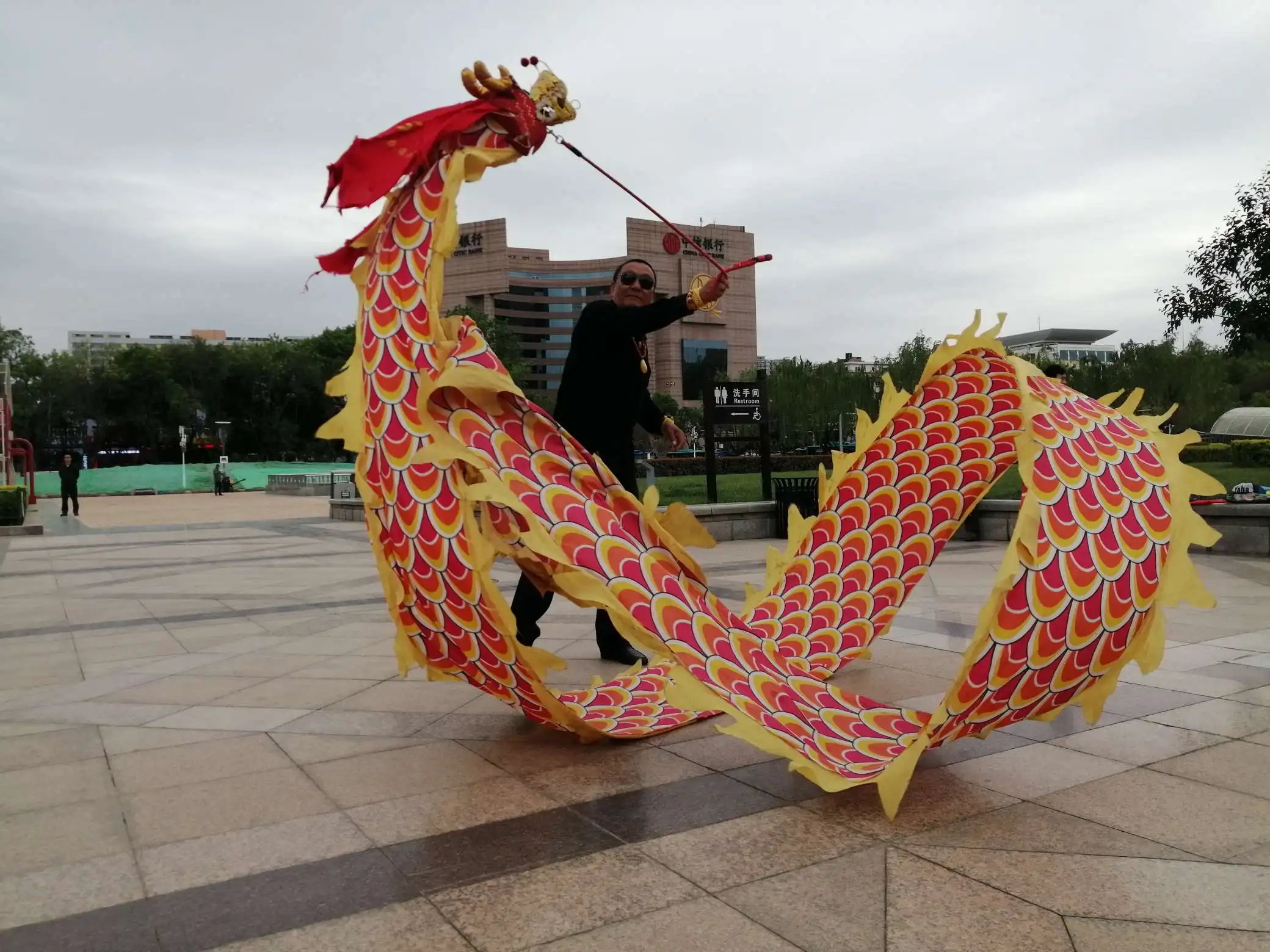 10M Silk Dragon Ribbon Dance Costume Fitness Outdoor traditional dress Carnival Square Performance Halloween Toys Party
10M Silk Dragon Ribbon Dance Costume Fitness Outdoor traditional dress Carnival Square Performance Halloween Toys Party