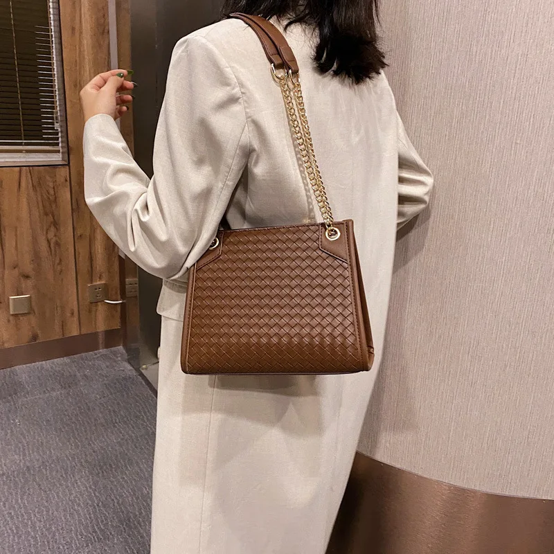 High quality retro style knitting simple chain shoulder bag 2020 brand designer women's chain straddle luxury women's bag
High quality retro style knitting simple chain shoulder bag 2020 brand designer women's chain straddle luxury women's bag
