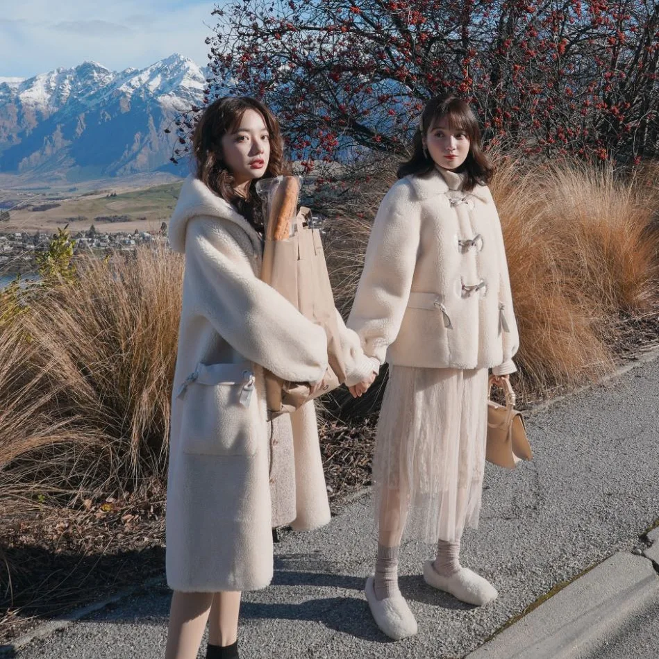 Photo Shoot CHIC College Style by Age Lambs Wool over-the-Knee Straight-Cut Fold-down Collar Toggle Woolen Coat Best Friend Coat
Photo Shoot CHIC College Style by Age Lambs Wool over-the-Knee Straight-Cut Fold-down Collar Toggle Woolen Coat Best Friend Coat