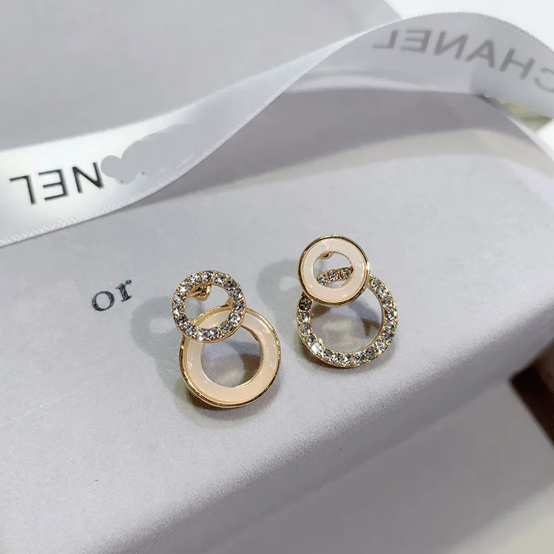 Non-symmetrical Circle Earrings S925 Silver Needle Sense of Design Shell Man-made Diamond Circle Ear Stud Dongdaemun Circle Ear
Non-symmetrical Circle Earrings S925 Silver Needle Sense of Design Shell Man-made Diamond Circle Ear Stud Dongdaemun Circle Ear