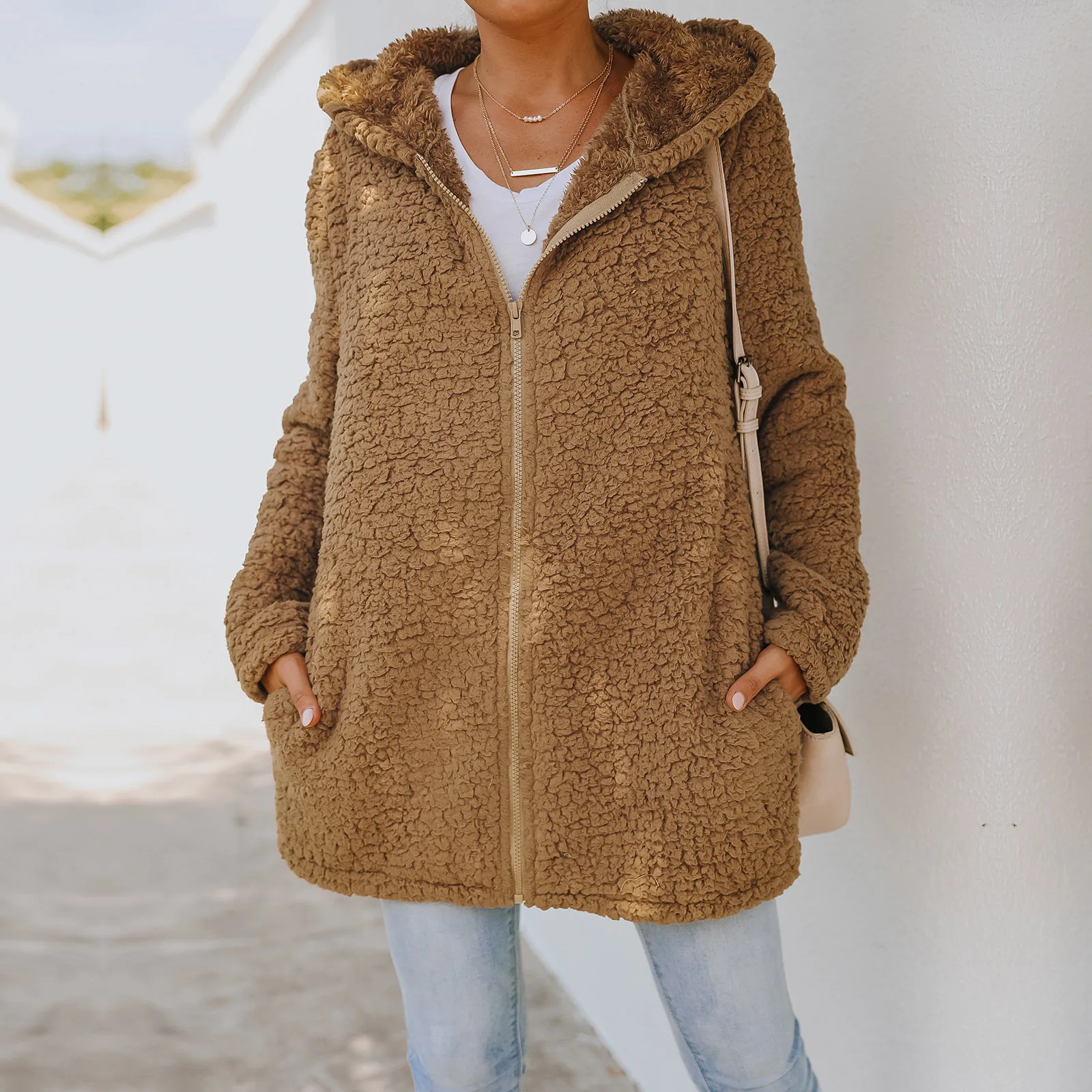 Куртка из овечьей шерсти, однотонная, с капюшоном
Куртка из овечьей шерсти, однотонная, с капюшоном