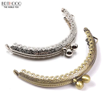 8.5cm Round Metal Purse Frame Handle for Clutch Bag Accessories Making Kiss Clasp Lock Antique Bronze Tone Bags Hardware
8.5cm Round Metal Purse Frame Handle for Clutch Bag Accessories Making Kiss Clasp Lock Antique Bronze Tone Bags Hardware