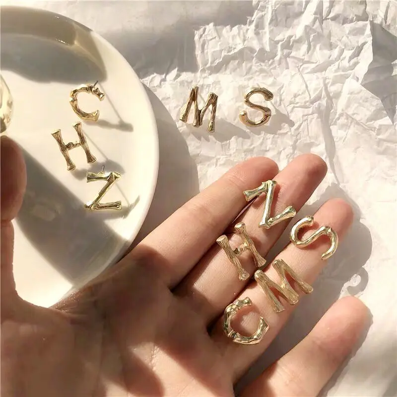 Korean new simple letter Earrings high quality metallic matte geometric mesh red Earrings
Korean new simple letter Earrings high quality metallic matte geometric mesh red Earrings
