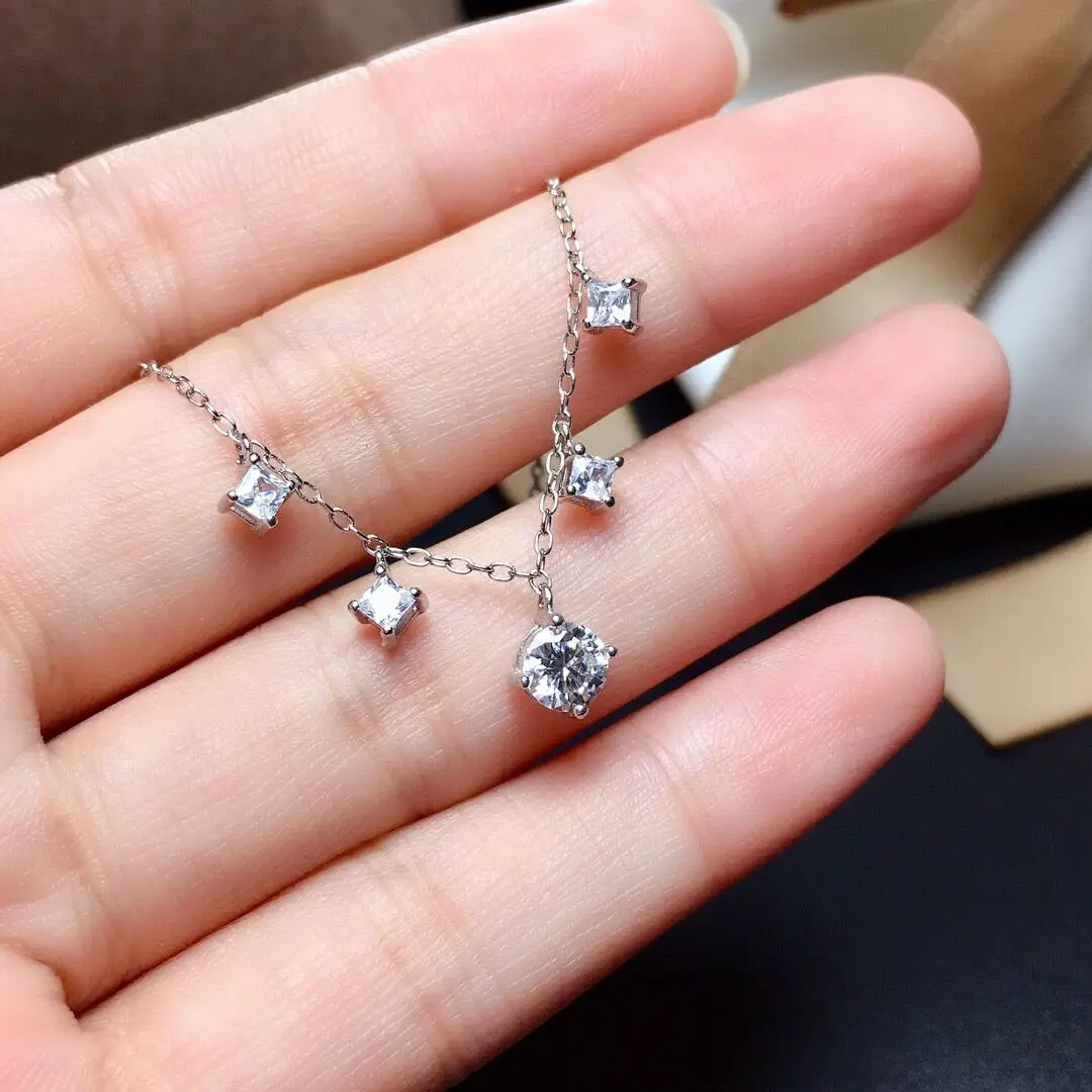 S925 Sterling Silver Mosan Diamond Necklace 0.5ctD VVS1 Level Clarity Hip Hop Trend Clavel Chain Fashion Classic Engagement
S925 Sterling Silver Mosan Diamond Necklace 0.5ctD VVS1 Level Clarity Hip Hop Trend Clavel Chain Fashion Classic Engagement