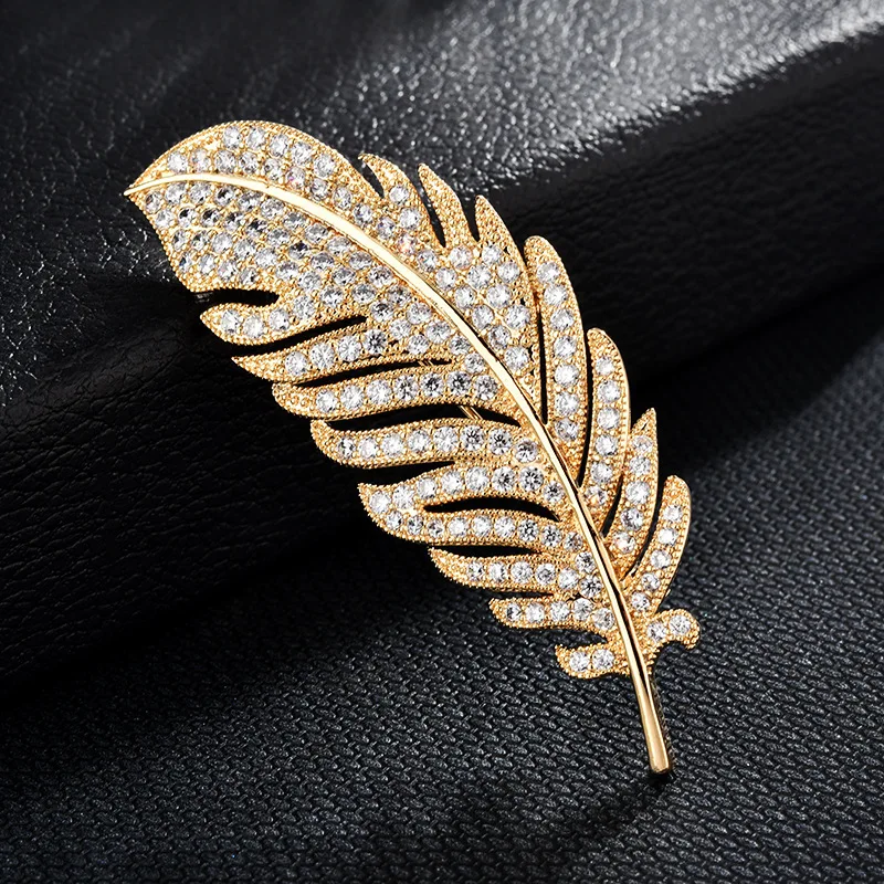 XIHA Luxury Zirconia Brooches Pins Gold Color Metal Feather Shaped Brooch Men Women Suit Accessories Broches Fashion Jewelry 
XIHA Luxury Zirconia Brooches Pins Gold Color Metal Feather Shaped Brooch Men Women Suit Accessories Broches Fashion Jewelry