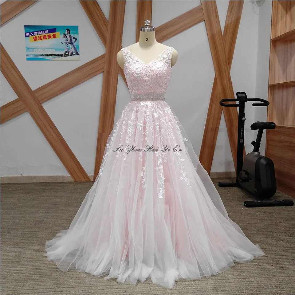 Elegant Tulle Prom Dresses 2020 With White Appliques Real Photos V-neck Beaded Long Prom Gown Lace-Up Formal Evening Party Dress
Elegant Tulle Prom Dresses 2020 With White Appliques Real Photos V-neck Beaded Long Prom Gown Lace-Up Formal Evening Party Dress