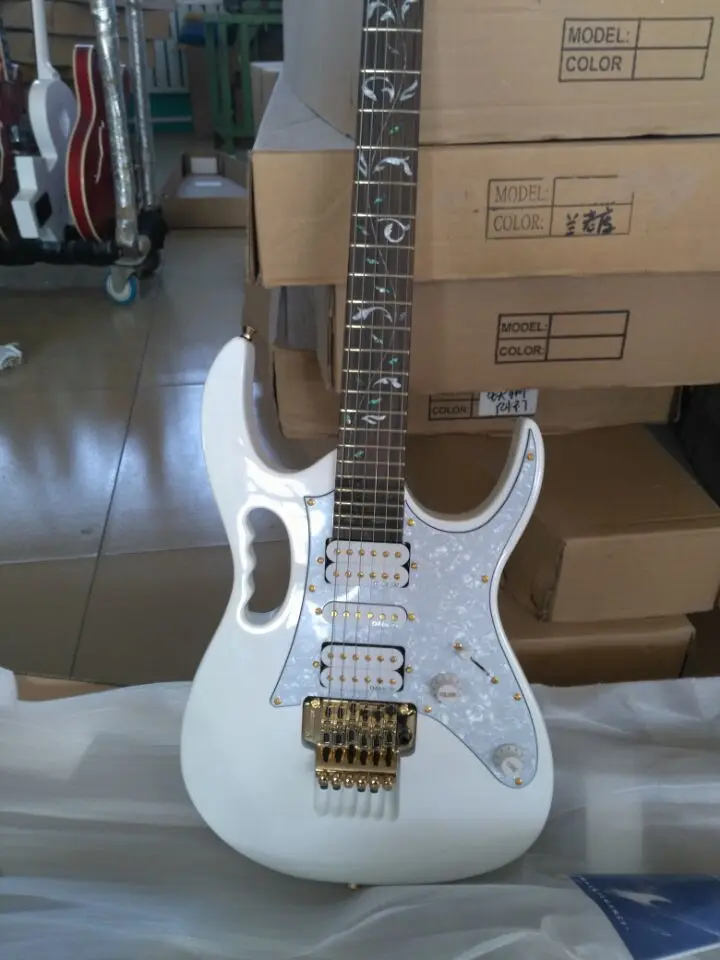 top quality white electric guitar 21 to 24 frets well scalloped guitar all gold hardware free shipping 7V guitar
top quality white electric guitar 21 to 24 frets well scalloped guitar all gold hardware free shipping 7V guitar