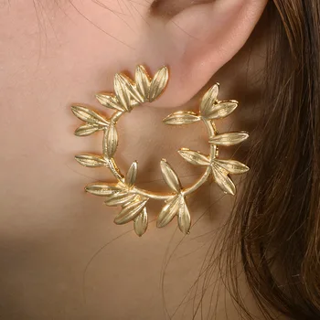 2019 European and American new jewelry Fashion creative leaves geometric semi-circle earrings to send girlfriend a special gift 
2019 European and American new jewelry Fashion creative leaves geometric semi-circle earrings to send girlfriend a special gift
