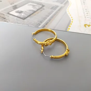 2020 new earrings belt shape handle shaking sound network red send girlfriend gifts 
2020 new earrings belt shape handle shaking sound network red send girlfriend gifts