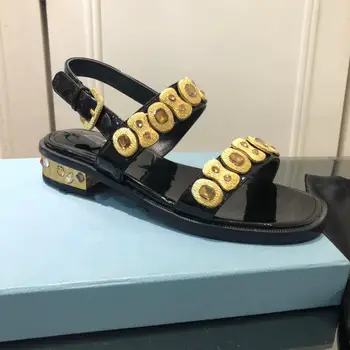2020 New Women Summer New Casual Sandals Genuine Cow Leather Low Heels Sandals Metal Decor Crystal Sandals Zapatos De Mujer 
2020 New Women Summer New Casual Sandals Genuine Cow Leather Low Heels Sandals Metal Decor Crystal Sandals Zapatos De Mujer