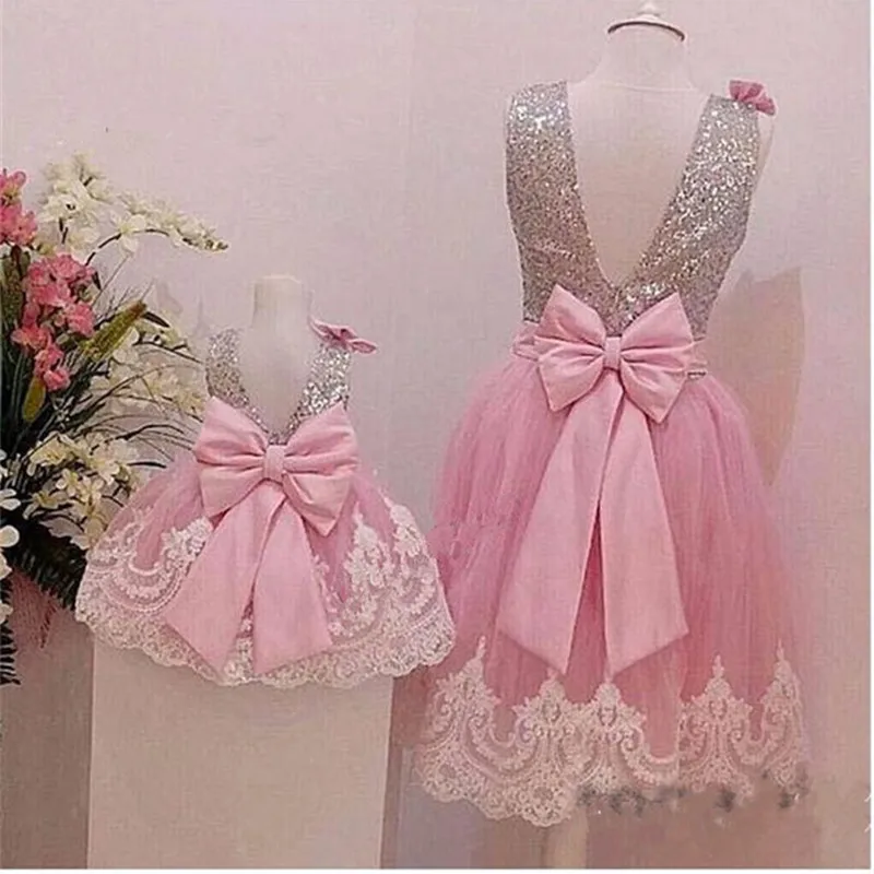 Lovely Pink Puffy Sequin Flower Girl Dresses for Wedding White Lace Baby First Birthday Party Dress with Bow Girls Party Gown
Lovely Pink Puffy Sequin Flower Girl Dresses for Wedding White Lace Baby First Birthday Party Dress with Bow Girls Party Gown