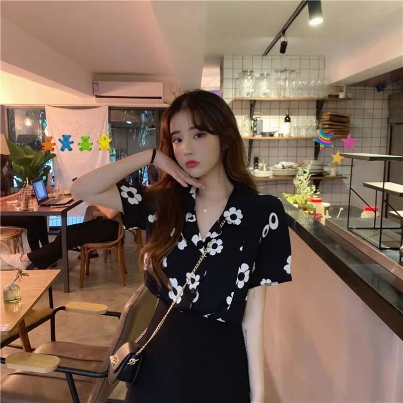 Spring and summer new retro loose western style short-sleeved Hong Kong style flower women's all-match shirt
Spring and summer new retro loose western style short-sleeved Hong Kong style flower women's all-match shirt