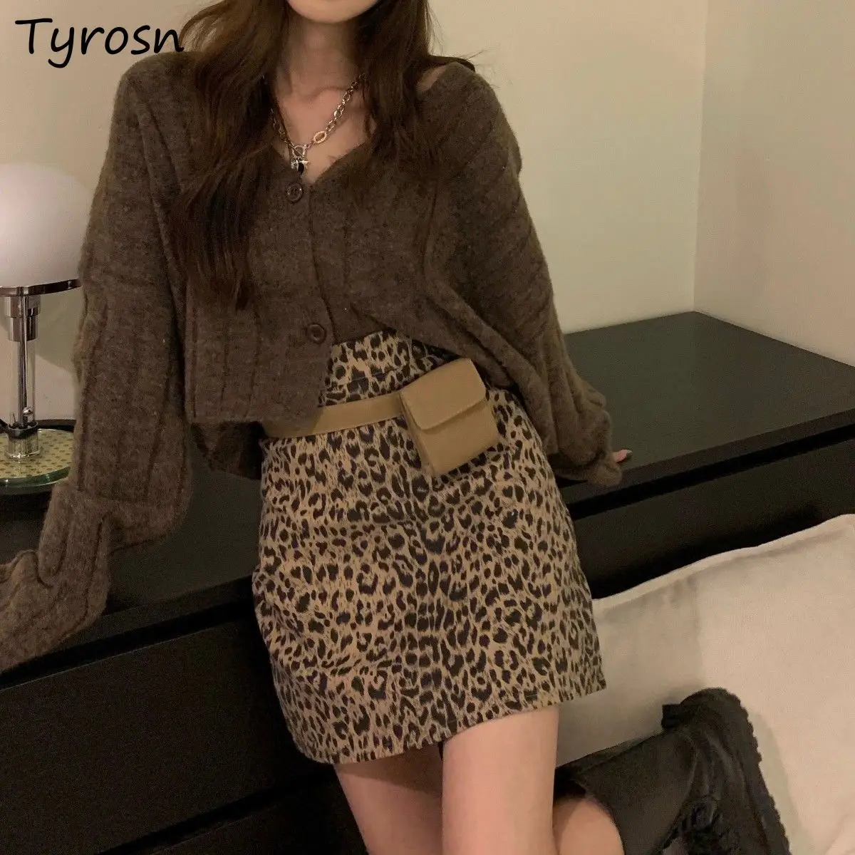 Женский леопардовый комплект из 2 предметов, трикотажный топ с длинным рукавом и V-образным вырезом и мини-юбка
Женский леопардовый комплект из 2 предметов, трикотажный топ с длинным рукавом и V-образным вырезом и мини-юбка
