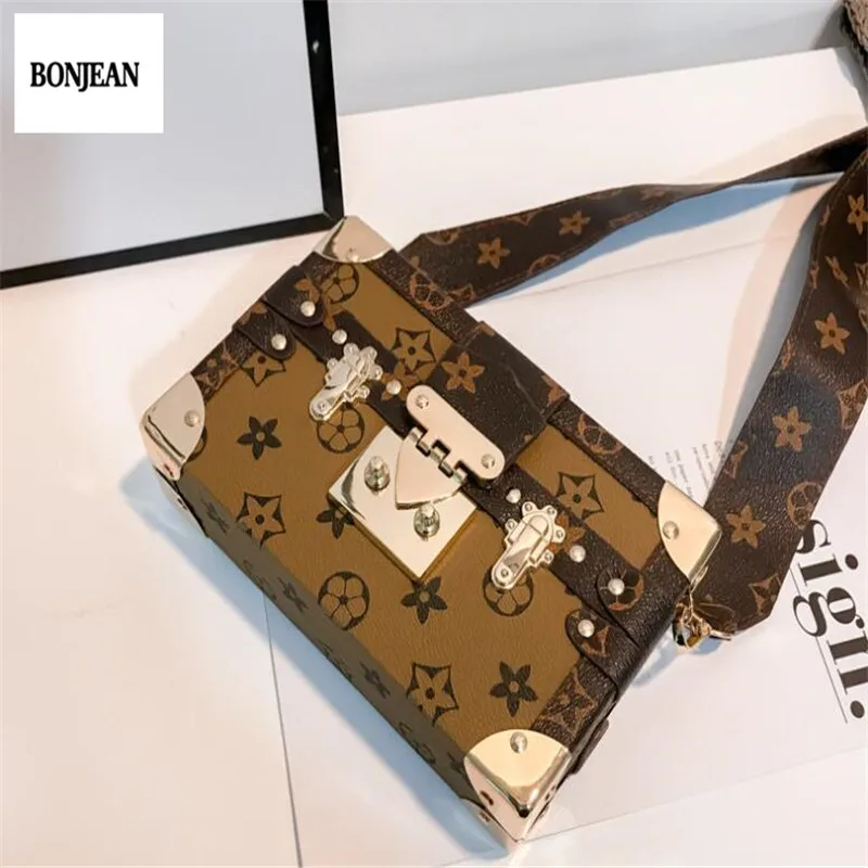 2019 new women's bag retro printing diagonal hand bag Messenger bag free shipping 
2019 new women's bag retro printing diagonal hand bag Messenger bag free shipping