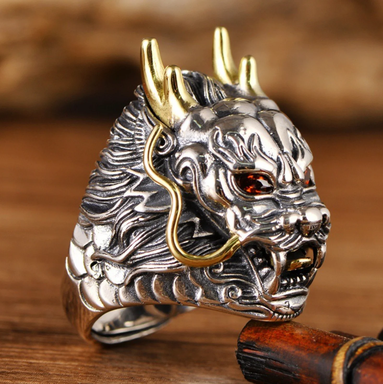 Weighing about 24 grams sterling silver retro domineering dragon king faucet adjustable men's ring S925 sterling silver
Weighing about 24 grams sterling silver retro domineering dragon king faucet adjustable men's ring S925 sterling silver