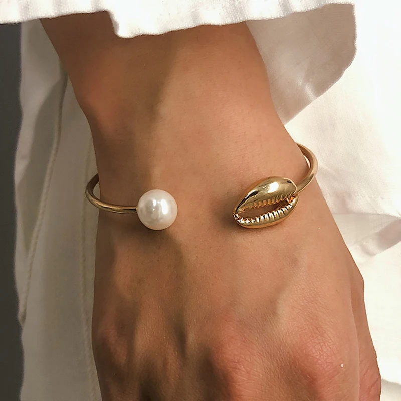 Женский браслет из ракушек Cowrie золотистый с жемчужными бусинами и подвесками