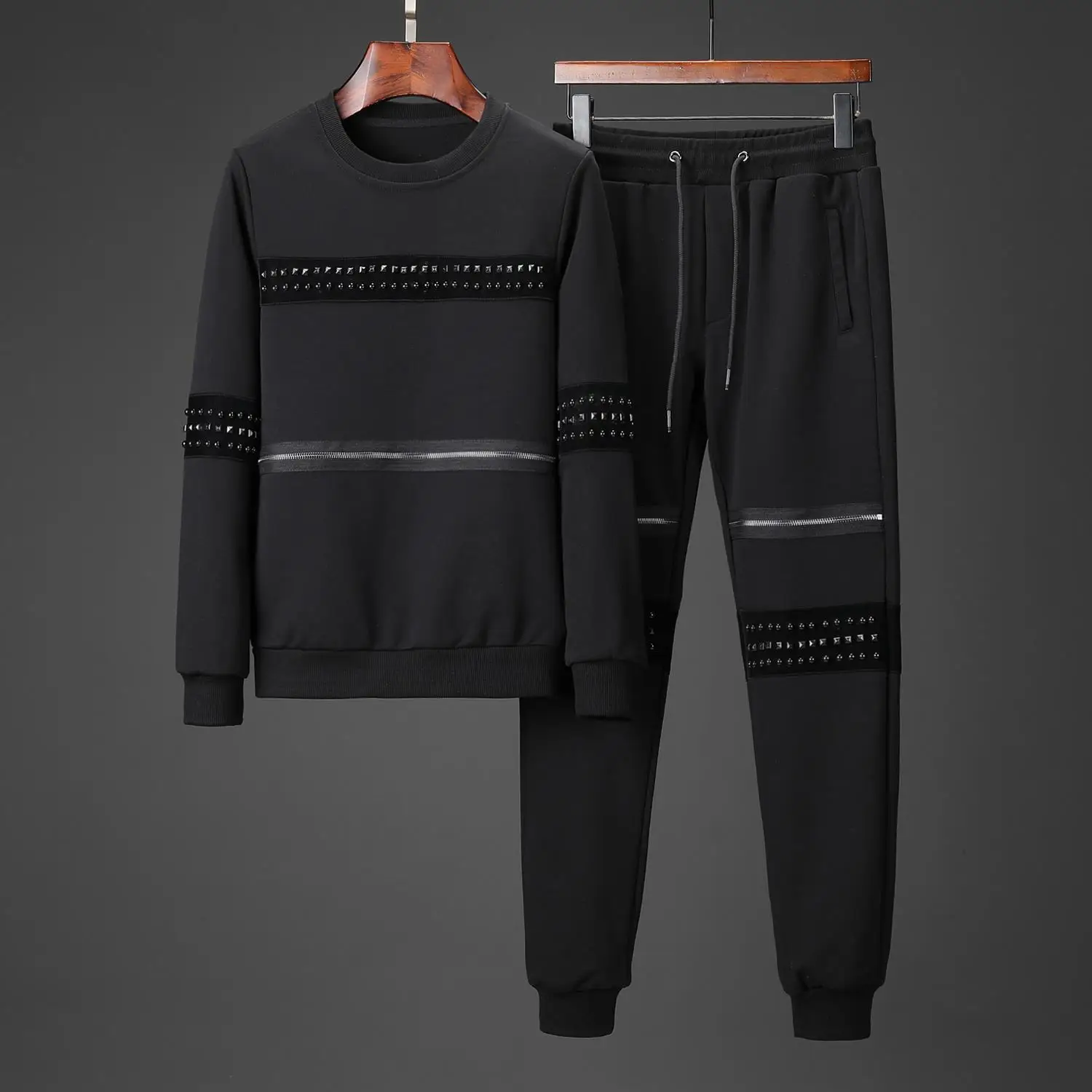 Popular Brand Western Style Men Leisure Set Cotton Trousers Two-Piece Set Rivet Zipper Joint Sports Set Men's Autumn And Winter
Popular Brand Western Style Men Leisure Set Cotton Trousers Two-Piece Set Rivet Zipper Joint Sports Set Men's Autumn And Winter