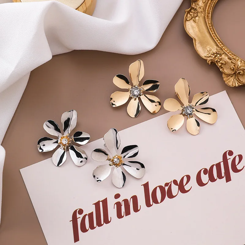 Fashion Jewelry Geometric Matte Flower Ear Clip Flowers Rhinestone Earrings Perforated Female Elegant Earring
Fashion Jewelry Geometric Matte Flower Ear Clip Flowers Rhinestone Earrings Perforated Female Elegant Earring