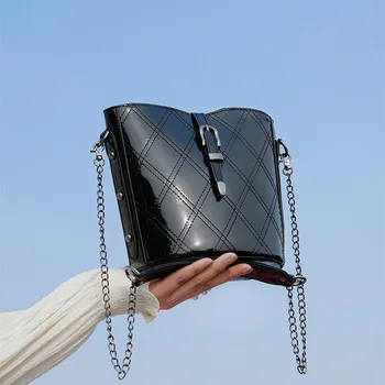 Luxury Design Diamond Chain Ladies Shoulder Messenger Bag Wild Casual High Quality Buckle Bucket Bag Fashion Leather Women's Bag
Luxury Design Diamond Chain Ladies Shoulder Messenger Bag Wild Casual High Quality Buckle Bucket Bag Fashion Leather Women's Bag
