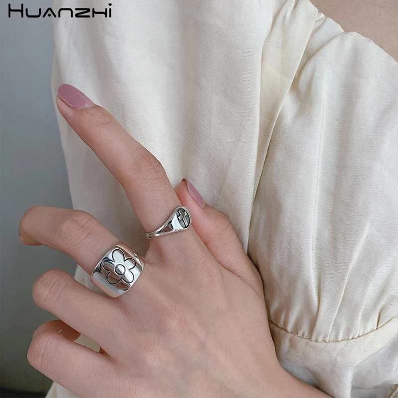 HUANZHI 2020 New Vintage Wide Version Glossy Sculpture Hollow Flower Silver Color Plated Metal Rings for Women Girls Jewelry
HUANZHI 2020 New Vintage Wide Version Glossy Sculpture Hollow Flower Silver Color Plated Metal Rings for Women Girls Jewelry