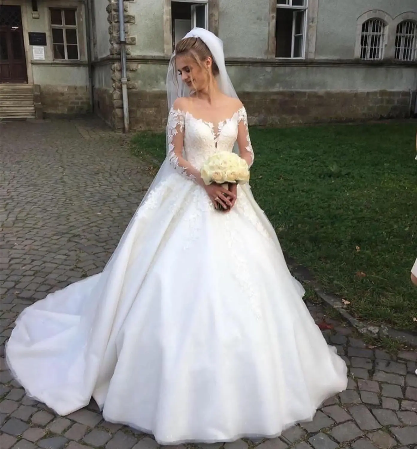 2020 custom Wedding Dress Long Sleeve Lace Ball Gown Tulle High Quality robe de mariage bestidos de novia gorditas Gorgeous New 
2020 custom Wedding Dress Long Sleeve Lace Ball Gown Tulle High Quality robe de mariage bestidos de novia gorditas Gorgeous New