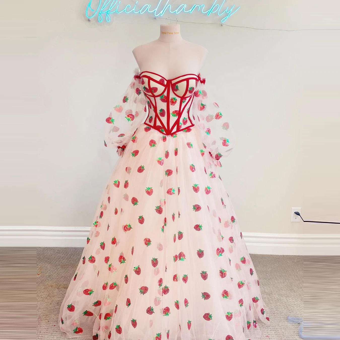 Cute Strawberry Tulle Gowns Puffy Sleeves Sweetheart Strapless Plus Size Ball Gown Women Girls Party Dresses
Cute Strawberry Tulle Gowns Puffy Sleeves Sweetheart Strapless Plus Size Ball Gown Women Girls Party Dresses