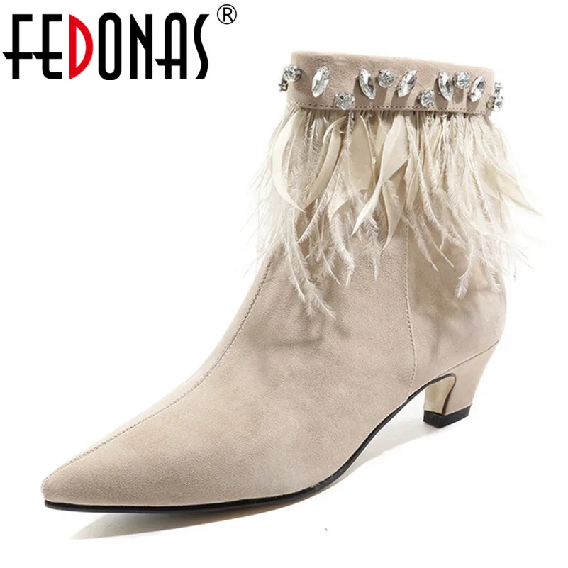 FEDONAS 2020 Autumn Winter Women Ankle Boots Pointed Toe Fringe Crystal Fashion Chelsea Boots Strange Heels Big Size Shoes Woman
FEDONAS 2020 Autumn Winter Women Ankle Boots Pointed Toe Fringe Crystal Fashion Chelsea Boots Strange Heels Big Size Shoes Woman