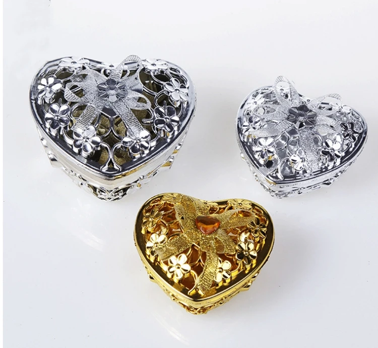 24 Creative Heart-shaped Plastic Candy Box Wedding Retro Candy Box Chocolate Gift Box Wedding Party Gift Box
24 Creative Heart-shaped Plastic Candy Box Wedding Retro Candy Box Chocolate Gift Box Wedding Party Gift Box