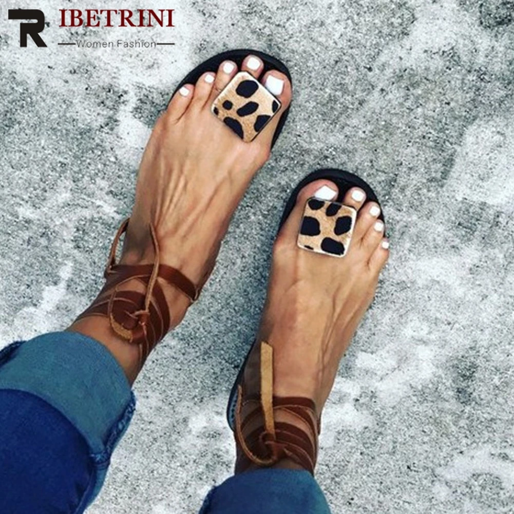 RIBETRINI 2020 New Ins Hot Concise Flat Shoes Women Elegant Casual Low Heel Ankle Wrap Sandals Summer Flip Flop Sandals 
RIBETRINI 2020 New Ins Hot Concise Flat Shoes Women Elegant Casual Low Heel Ankle Wrap Sandals Summer Flip Flop Sandals