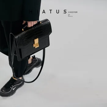 Autumn and Winter New Niche Design High Quality Embossed Vintage Postman Bag Tofu Bag Casual
Autumn and Winter New Niche Design High Quality Embossed Vintage Postman Bag Tofu Bag Casual
