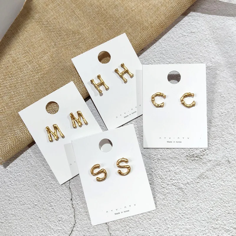 Фото Модные серьги-гвоздики с буквами для женщин золотые алфавита ювелирные изделия