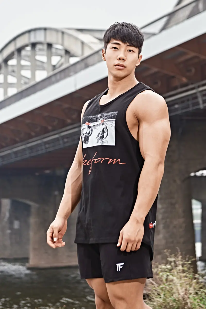 Summer bodybuilding men's tank vest gym outdoor jogging men's cotton round neck sportswear
Summer bodybuilding men's tank vest gym outdoor jogging men's cotton round neck sportswear