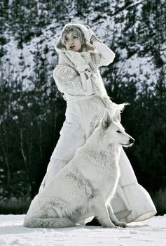 Original hand-painted oil painting on canvas by old painter: Girl in white and snow wolf standing in the snow
Original hand-painted oil painting on canvas by old painter: Girl in white and snow wolf standing in the snow